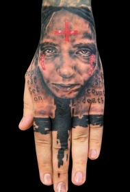 手背红色十字架和哭泣女性肖像纹身图案