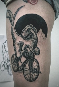 难以置信的雕刻风格恐龙骑自行车纹身图案