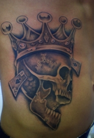 侧肋骷髅戴皇冠和扑克牌纹身图案