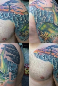 男性肩部海浪大鱼和渔船纹身图案彩色