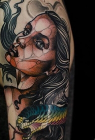 大臂彩绘女郎头像和五彩蛇纹身图案