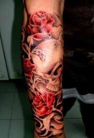 手臂彩色骷髅和红玫瑰纹身图案