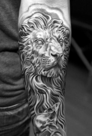 手臂黑灰石狮子雕像风格纹身图案