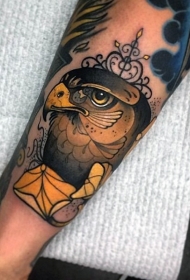 old school彩色鹰头和花朵手臂纹身图案