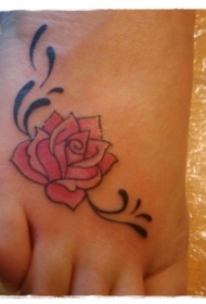 脚背彩色小小的红玫瑰花纹身图案