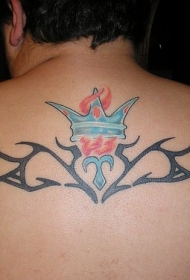 背部部落图腾与皇冠火焰纹身图案