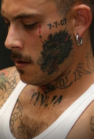 男子脸部狼头纹身图案
