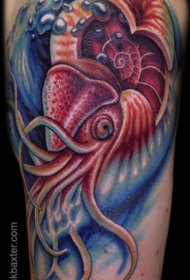腿部漂亮的彩色鱿鱼纹身图案