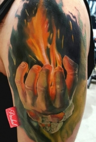 肩部彩色逼真的燃烧的手纹身图案