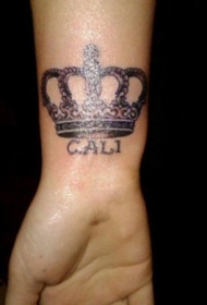 手腕上的皇冠和字母纹身图案