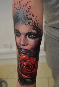 手臂新风格的彩色血腥妇女与玫瑰纹身