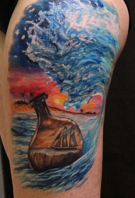 大腿彩色漂流瓶在海面纹身图案