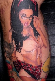 腿部彩色诱人的黑发女孩纹身图案