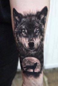 手臂月亮在黑暗中的狼纹身图案