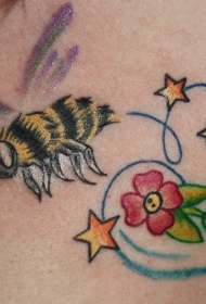 彩色花多与蜜蜂纹身图案