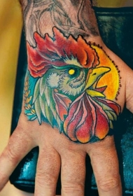 手部彩色愤怒的公鸡头纹身图案