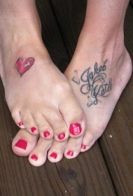 女性脚背彩色英文与爱心纹身图案