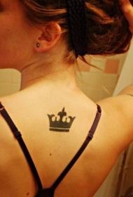 女孩背部漂亮皇冠纹身图案