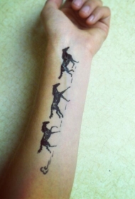 手臂黑色运动的马纹身图案