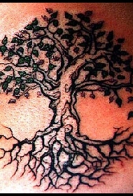 男性手臂黑色大树与根纹身图案