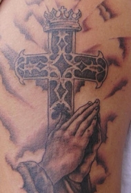 祈祷之手和十字架皇冠纹身图案