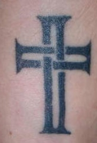 简约的十字架纹身图案