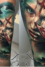 手臂彩色恐怖风格的血腥女人纹身图片
