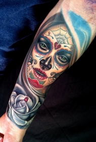 小臂滴血玫瑰和死圣女孩纹身图案