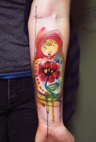 手臂水彩画风格的彩色俄罗斯套娃纹身