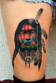 大腿彩绘印第安人脸肖像与房屋纹身图案