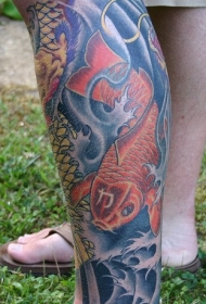 腿部彩色水中游泳的鱼纹身图案