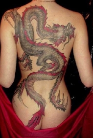 女性后背大面积鲜艳的龙纹身图案