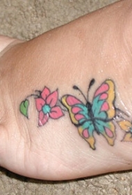 女性脚背彩色蝴蝶花纹身图案