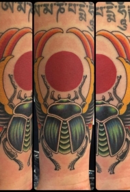 红太阳和埃及翅膀甲虫纹身图案