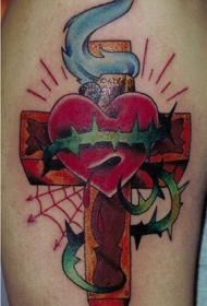 十字架心形和绿色荆棘纹身图案