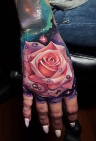 手背逼真的粉红色玫瑰纹身图案