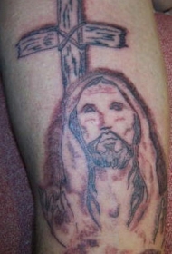 耶稣和木制十字架纹身图案