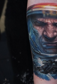 手臂逼真的彩色星空主题男人纹身图片