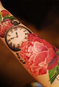手臂好看的彩色大花与时钟纹身图案