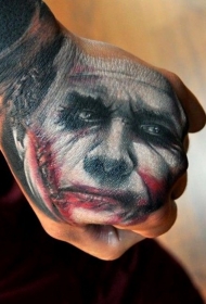 手背悲伤的小丑肖像彩色纹身图案