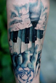 手臂现实主义风格的彩色钢琴键纹身图案