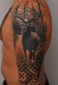 手臂写实风格的森林鹿纹身图案