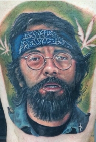 大腿彩色胡子男戴眼镜肖像纹身图案