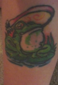 腿部彩色呱呱叫的青蛙纹身图案