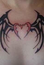 胸部部落的心与蝙蝠翅膀纹身图案
