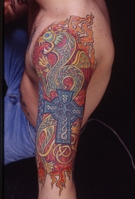 手臂十字架和龙红色纹身图案