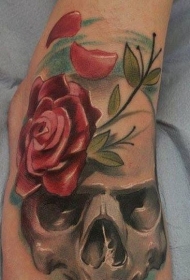 脚背灰色骷髅与红色玫瑰纹身图案