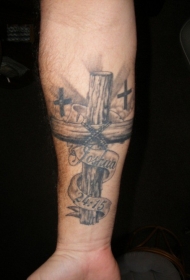 小臂木制十字架与字母纹身图案