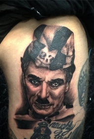 大腿现实主义风格卓别林肖像纹身图案