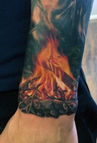 写实风格彩色手腕燃烧的火堆纹身图案